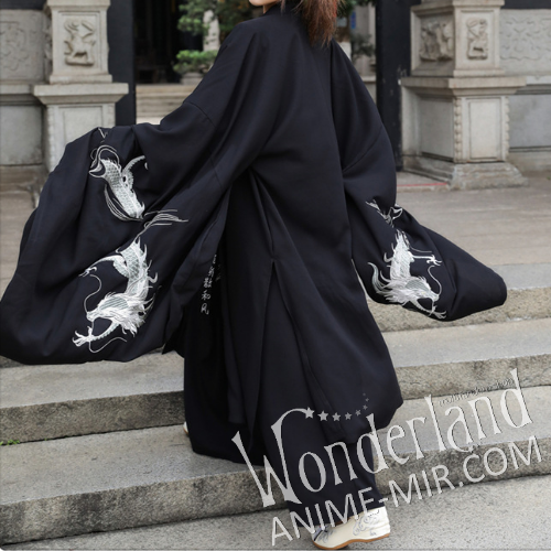 Традиционный черное кимоно с рисунком белого дракона